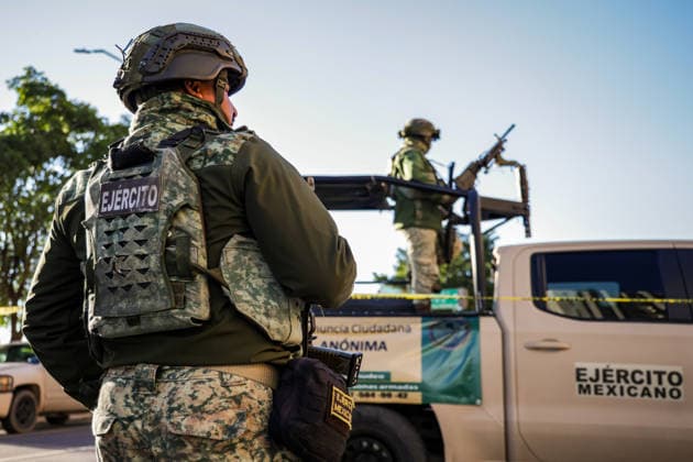 Body found with narco-messages in commercial area of Culiacan in Mexico SINALOA, MEXICO - JANUARY 26: A man is found dead, tortured, and with the skin removed from his face in front of the Cuatro Rios shopping plaza, located in the main commercial area of Culiacan, as the Mexican Army secures the area until investigations are completed, in Sinaloa, Mexico, on January 26, 2026. Three narco-messages written on banners, along with additional mutilated body parts belonging to the victim, are found next to the body. Jesus Verdugo Anadolu Culiacan Mexico. Editorial use only. Please get in touch for any other usage. Copyright: x2026xAnadoluxJesusxVerdugox