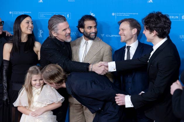 The Weight , Premiere at the Berlinale, Berlin, 17 02 2026 Lucas Lynggaard T¿nnesen, Sam Hazeldine, Padraic McKinley, Julia Jones, Ethan Hawke, Avy Berry, Avi Nash, Austin Amelio, Alec Newman and Cameron Brady on the red carpet before the premiere of The Weight at the Berlinale at Zoo Palast on 17 02 2026 The 76th Berlin Copyright: xJensxFinkex