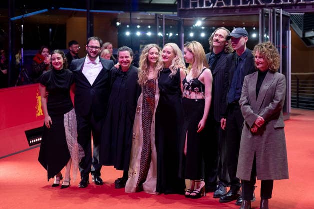 The Testament of Ann Lee , Premiere at the Berlinale, Berlin, 19 02 2026 Maddie Browning, Andrew Morrison, Klaudia Smeija, Amanda Seyfried, Mona Fastvold, Viola Prettejohn, Joel Grip, Daniel Blumberg and Tricia Tuttle Copyright: xJensxFinkex