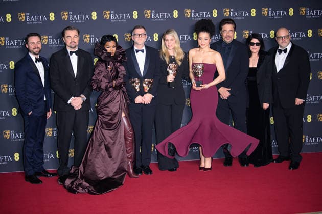 EE BAFTA Film Awards 2026 Winners - Royal Festival Hall, Southbank, London (L-R) Andy Jurgensen, Leonardo DiCaprio, Teyana Taylor, Paul Thomas Anderson, Sara Murphy, Chase Infiniti, Benicio del Toro, Cassandra Kulukundis and Michael Bauman with their BAFTAs for Best Director, Best Adapted Screenplay and Best Cinematography for the film One Battle After Another in the Winners Room at the EE BAFTA Film Awards 2026 at Royal Festival Hall, Southbank in London, England, UK on Sunday 22 February, 2026., Credit:Justin Ng Avalon UK, England, London, Royal Festival Hall, Southbank Copyright: xJustinxNgx xAvalonx 1077638566