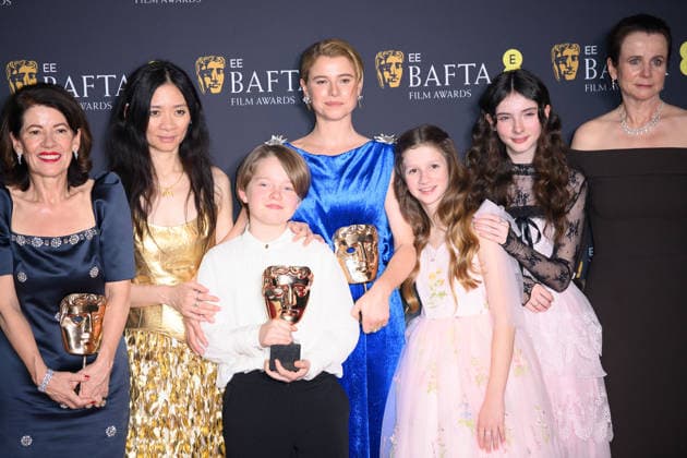 EE BAFTA Film Awards 2026 Winners - Royal Festival Hall, Southbank, London (L-R) - Dame Pippa Harris, Chloà Zhao, Jacobi Jupe, Jessie Buckley, Olivia Lynes, Bodhi Rae Breathnach, Emily Watson poses with their BAFTA for Outstanding British Film for the film Hamnet in the Winners Room at the EE BAFTA Film Awards 2026 at Royal Festival Hall, Southbank in London, England, UK on Sunday 22 February, 2026., Credit:Justin Ng Avalon UK, England, London, Royal Festival Hall, Southbank Copyright: xJustinxNgx xAvalonx 1077638589