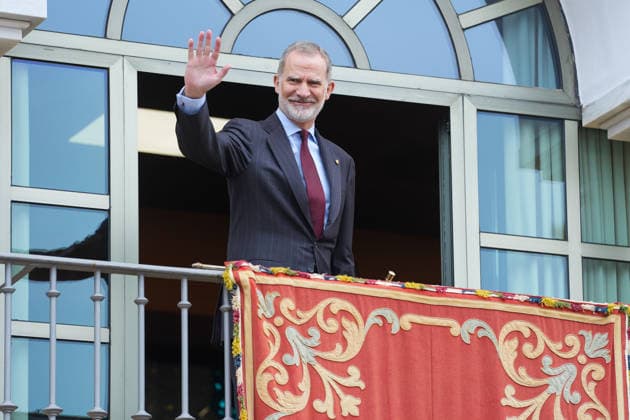 Felipe VI visits the Town Hall of Dos Hermanas Seville King Felipe VI greets from the balcony of the Town Hall of Dos Hermanas On March 4, 2026 in Dos Hermanas, Seville Andalusia, Spain King Felipe VI goes this Wednesday, March 4, 2026 to the Town Hall of Dos Hermanas, where he will be received by the mayor of the town, Paco Rodriguez, will greet the municipal corporation and sign in the Book of Honor of the city The Consistory calls it an honor and highlights the historical link with the Royal House his parents visited in 1987 04 MARCH 2026 Francisco J Dos Hermanas, Sevilla Andalucia Dos Hermanas, Sevilla Andalucia Espana Copyright: xFranciscoxJ.xOlmox 7336548
