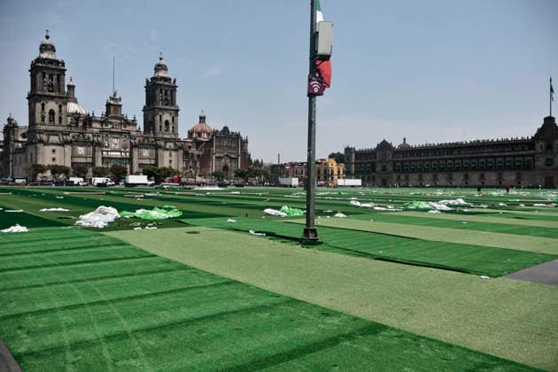 Mexiko, Guinness Rekordversuch für größte Fußball-Stunde in Mexiko-Stadt March 11, 2026, Mexico City, Cdmx, Mexico: In Mexico City s Plaza de la Constitucio³n, workers are installing artificial turf to break the Guinness World Record for the largest soccer class in the world. The event, which will bring together ten thousand people, is scheduled for March 15th. Workers are laying 25,000 sheets of artificial turf to transform the Zo³calo into a giant soccer field. This event has the support and authorization of FIFA in anticipation of the upcoming World Cup inauguration at Estadio Azteca, now called Estadio Banorte Ciudad de Mo xico. Mexico City Mexico - ZUMAp204 20260311_zip_p204_049 Copyright: xJosuexPerezx