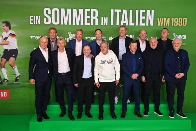 from left Stefan REUTER Juergen KLINSMANN,Klaus AUGENTHALER Andreas KOEPKE,Thomas HAESSLER,Holger OSIECK,Pierre LITTBARSKI,Guido BUCHWALD,Lothar MATTHAEUS,Hansi PFLUEGLER Raimond AUMANN,Paul STEINER,Rudi VOELLER Premiere EIN SOMMER IN ITALIEN WM 1990 am 16 03 20226 im Mathaeser Kino in Muenchen Roter Teppich,Red Carpet