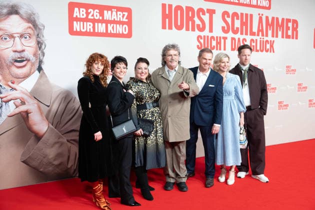 from left Laura THOMAS, Tahnee SCHAFFARCZYK, comedian, Meltem KAPTAN, actress, Hape KERKELING in the role of Horst Schlaemmer, Schlämmer, Sven UNTERWALDT, director, Eva HABERMANN, actress, Nikolaus BENDA, actor, red carpet, red carpet show, arrival, film premiere HORST SCHLAEMMER SUCHT DAS GLUECK, Schlämmer, at the Lichtburg in Essen, 19 03 2026