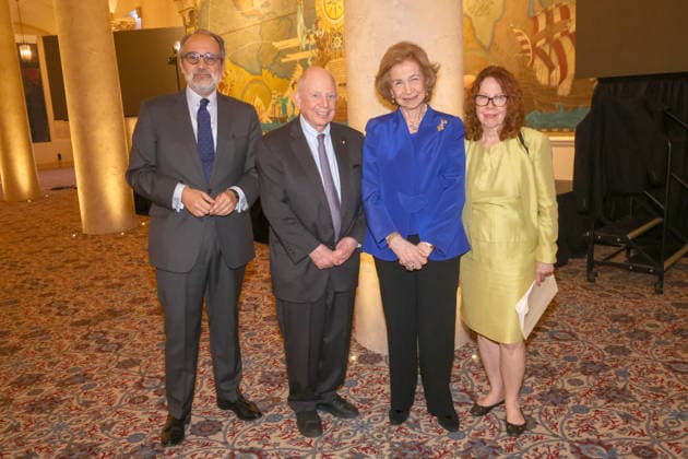 Queen Sofia of Spain (2-L) and the speakers, Ambassador and author Gonzalo Quintero Saravia (L); Professor Emeritus of History at Johns Hopkins University, Richard L. Kagan, and Professor of History at Vanderbilt University, Jane Landers (R), pose during the event Florida, Cuba and the Caribbean in the American Revolution at the Freedom Tower in Miami, Florida, USA, 20 March 2026. Queen Sofia of Spain inaugurated America&Spain250 in Miami, an academic initiative commemorating the 250th anniversary of the founding of the United States and highlighting Spain s contributions to the American Revolution and the shared history between the two countries, as part of her three-day visit to Florida. Queen Sofia inaugurates America&Spain250 in Copyright: xGiorgioxVierax USA9261 20260321-55019768127_1