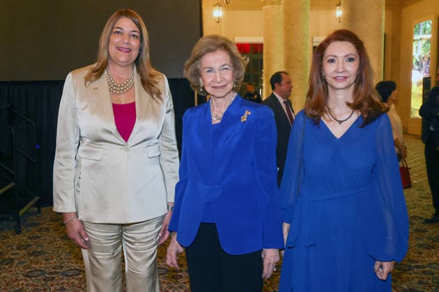 The president of Miami Dade College, Madeline Pumariega (L), Queen Sofia of Spain (C); and the Consul General of Spain in Miami, Belen Alfaro Hernandez (R), pose during the event Florida, Cuba and the Caribbean in the American Revolution at the Freedom Tower in Miami, Florida, USA, 20 March 2026. Queen Sofia of Spain inaugurated America&Spain250 in Miami, an academic initiative commemorating the 250th anniversary of the founding of the United States and highlighting Spain s contributions to the American Revolution and the shared history between the two countries, as part of her three-day visit to Florida. Queen Sofia inaugurates America&Spain250 in Miami to celebrate the 250th anniversary of the USA !ACHTUNG: NUR REDAKTIONELLE NUTZUN Copyright: xGiorgioxVierax USA9260 20260321-55019768128_1