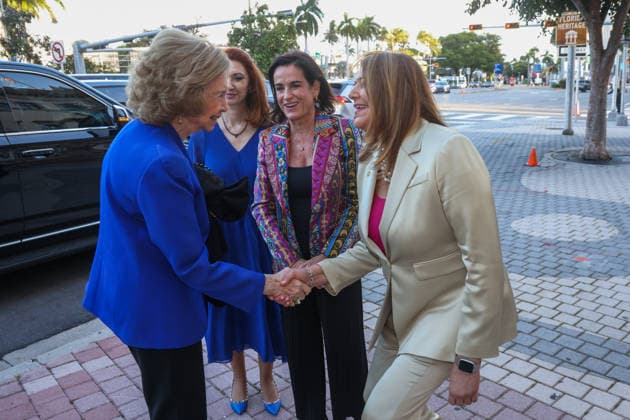 Miami Dade College President Madeline Pumariega (R) greets Queen Sofia of Spain (L), along with the Consul General of Spain in Miami, Belen Alfaro Hernandez (C-L), and the Chair of the Board of Trustees of the Queen Sofia Spanish Institute (QSSI), Pilar Llado (C-R), upon her arrival the event Florida, Cuba and the Caribbean in the American Revolution at the Freedom Tower in Miami, Florida, USA, 20 March 2026. Queen Sofia of Spain inaugurated America&Spain250 in Miami, an academic initiative commemorating the 250th anniversary of the founding of the United States and highlighting Spain s contributions to the American Revolution and the shared history between the two countries, as part of her three-day visit to Florida. Queen Sofia inaug Copyright: xGiorgioxVierax USA9251 20260321-55019768130_1