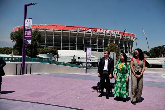 March 25, 2026, Mexico City, Cdmx, Mexico: Mayor CLARA BRUGADA inaugurated pedestrian walkways around Azteca Stadium, now known as Banorte Mexico City Stadium. This pedestrian corridor features improved lighting; however, some residents commented that the works are temporary and incomplete, carried out in preparation for the upcoming World Cup. Meanwhile, the front of the stadium is beginning to look complete for the opening match between Mexico and Portugal, but the rear remains under renovation, where workers have tried to conceal the debris just days before the national team s first friendly match. Mexico City Mexico - ZUMAp204 20260325_zip_p204_017 Copyright: xJosuexPerezx