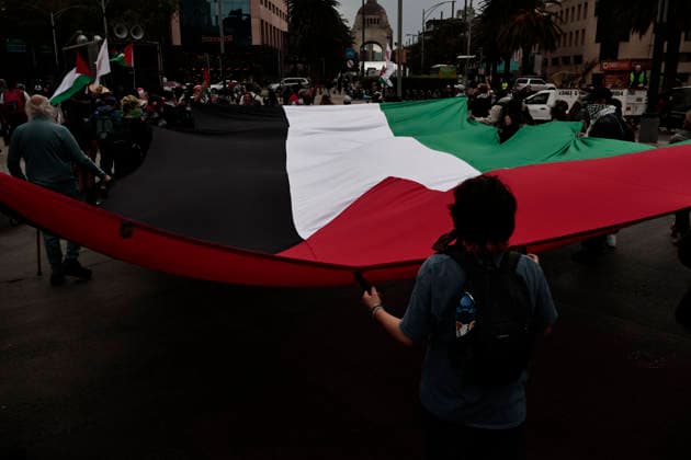March 30, 2026, Mexico City, Cdmx, Mexico: In Mexico City, approximately 250 people demonstrated to commemorate the fiftieth anniversary of Palestinian Land Day. Exactly today, the State of Israel, led by Benjamin Netanyahu, declared that Palestinians who commit crimes against Israelis will be subject to the death penalty by hanging. This decision was condemned by activists and organizations internationally. During the event, city police followed the demonstrators, who marched with posters and flags of the Palestinian people, chanting slogans against genocide, torture, and the forced displacement of thousands. At the end of the march, they held a sit-in in front of the former U.S. Embassy to demand that the U.S. government cease its support - ZUMAp204 20260330_zip_p204_015 Copyright: xJosuexPerezx