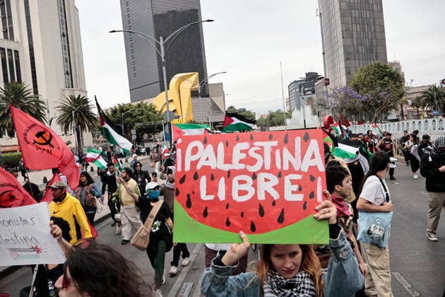 March 30, 2026, Mexico City, Cdmx, Mexico: In Mexico City, approximately 250 people demonstrated to commemorate the fiftieth anniversary of Palestinian Land Day. Exactly today, the State of Israel, led by Benjamin Netanyahu, declared that Palestinians who commit crimes against Israelis will be subject to the death penalty by hanging. This decision was condemned by activists and organizations internationally. During the event, city police followed the demonstrators, who marched with posters and flags of the Palestinian people, chanting slogans against genocide, torture, and the forced displacement of thousands. At the end of the march, they held a sit-in in front of the former U.S. Embassy to demand that the U.S. government cease its support - ZUMAp204 20260330_zip_p204_018 Copyright: xJosuexPerezx