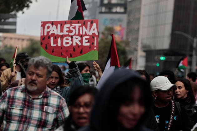 March 30, 2026, Mexico City, Cdmx, Mexico: In Mexico City, approximately 250 people demonstrated to commemorate the fiftieth anniversary of Palestinian Land Day. Exactly today, the State of Israel, led by Benjamin Netanyahu, declared that Palestinians who commit crimes against Israelis will be subject to the death penalty by hanging. This decision was condemned by activists and organizations internationally. During the event, city police followed the demonstrators, who marched with posters and flags of the Palestinian people, chanting slogans against genocide, torture, and the forced displacement of thousands. At the end of the march, they held a sit-in in front of the former U.S. Embassy to demand that the U.S. government cease its support - ZUMAp204 20260330_zip_p204_022 Copyright: xJosuexPerezx