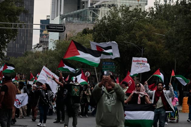 March 30, 2026, Mexico City, Cdmx, Mexico: In Mexico City, approximately 250 people demonstrated to commemorate the fiftieth anniversary of Palestinian Land Day. Exactly today, the State of Israel, led by Benjamin Netanyahu, declared that Palestinians who commit crimes against Israelis will be subject to the death penalty by hanging. This decision was condemned by activists and organizations internationally. During the event, city police followed the demonstrators, who marched with posters and flags of the Palestinian people, chanting slogans against genocide, torture, and the forced displacement of thousands. At the end of the march, they held a sit-in in front of the former U.S. Embassy to demand that the U.S. government cease its support - ZUMAp204 20260330_zip_p204_023 Copyright: xJosuexPerezx