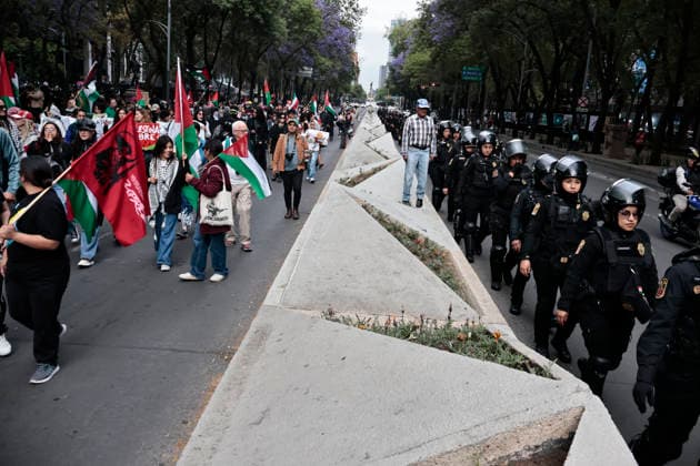 March 30, 2026, Mexico City, Cdmx, Mexico: In Mexico City, approximately 250 people demonstrated to commemorate the fiftieth anniversary of Palestinian Land Day. Exactly today, the State of Israel, led by Benjamin Netanyahu, declared that Palestinians who commit crimes against Israelis will be subject to the death penalty by hanging. This decision was condemned by activists and organizations internationally. During the event, city police followed the demonstrators, who marched with posters and flags of the Palestinian people, chanting slogans against genocide, torture, and the forced displacement of thousands. At the end of the march, they held a sit-in in front of the former U.S. Embassy to demand that the U.S. government cease its support - ZUMAp204 20260330_zip_p204_032 Copyright: xJosuexPerezx