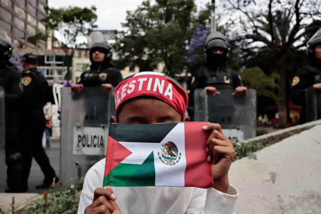 March 30, 2026, Mexico City, Cdmx, Mexico: In Mexico City, approximately 250 people demonstrated to commemorate the fiftieth anniversary of Palestinian Land Day. Exactly today, the State of Israel, led by Benjamin Netanyahu, declared that Palestinians who commit crimes against Israelis will be subject to the death penalty by hanging. This decision was condemned by activists and organizations internationally. During the event, city police followed the demonstrators, who marched with posters and flags of the Palestinian people, chanting slogans against genocide, torture, and the forced displacement of thousands. At the end of the march, they held a sit-in in front of the former U.S. Embassy to demand that the U.S. government cease its support - ZUMAp204 20260330_zip_p204_040 Copyright: xJosuexPerezx