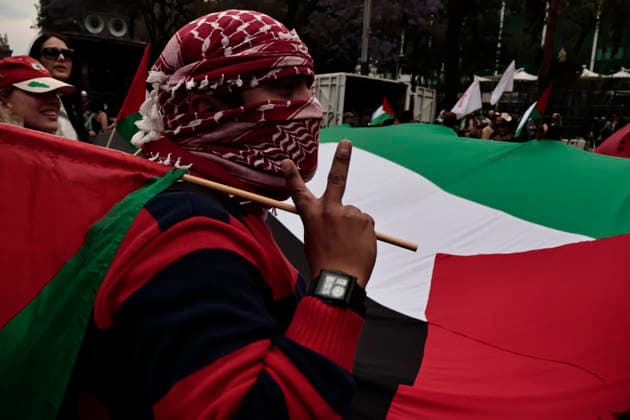 March 30, 2026, Mexico City, Cdmx, Mexico: In Mexico City, approximately 250 people demonstrated to commemorate the fiftieth anniversary of Palestinian Land Day. Exactly today, the State of Israel, led by Benjamin Netanyahu, declared that Palestinians who commit crimes against Israelis will be subject to the death penalty by hanging. This decision was condemned by activists and organizations internationally. During the event, city police followed the demonstrators, who marched with posters and flags of the Palestinian people, chanting slogans against genocide, torture, and the forced displacement of thousands. At the end of the march, they held a sit-in in front of the former U.S. Embassy to demand that the U.S. government cease its support - ZUMAp204 20260330_zip_p204_041 Copyright: xJosuexPerezx