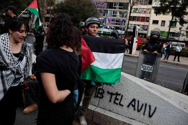 March 30, 2026, Mexico City, Cdmx, Mexico: In Mexico City, approximately 250 people demonstrated to commemorate the fiftieth anniversary of Palestinian Land Day. Exactly today, the State of Israel, led by Benjamin Netanyahu, declared that Palestinians who commit crimes against Israelis will be subject to the death penalty by hanging. This decision was condemned by activists and organizations internationally. During the event, city police followed the demonstrators, who marched with posters and flags of the Palestinian people, chanting slogans against genocide, torture, and the forced displacement of thousands. At the end of the march, they held a sit-in in front of the former U.S. Embassy to demand that the U.S. government cease its support - ZUMAp204 20260330_zip_p204_043 Copyright: xJosuexPerezx