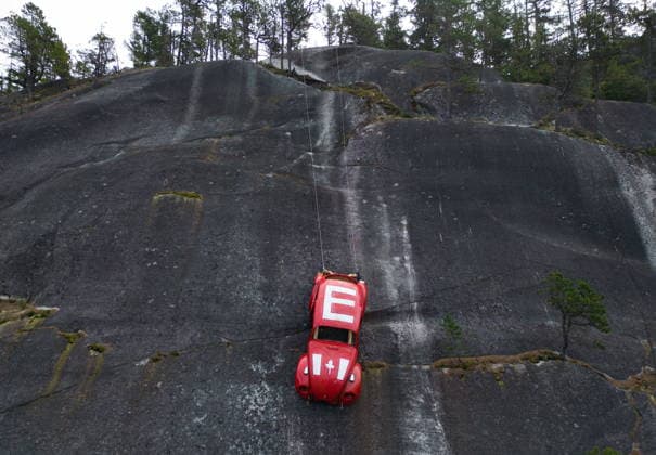 April 6, 2026, Squamish, Bc, CANADA: The shell of a Volkswagen Beetle hangs suspended on a cliff above the Sea-to-Sky Highway, in Squamish, B.C., on Monday, April 6, 2026. The vehicle appeared on the rock face last week with a large E on its roof, indicating that University of British Columbia engineering students were carrying on a long-standing tradition of placing the shell in difficult to reach locations. British Columbia s Environment Ministry is urging people to stay away from the area as they work on a plan to remove it. Squamish CANADA - ZUMAc35_ 20260406_zaf_c35_024 Copyright: xDarrylxDyckx