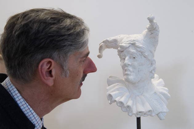 The Society of Portrait Sculptors: FACE 2026 Exhibition at Garrison Chapel, Chelsea Barracks, London, UK - Thursday 9 April 2026 A staff member views Court Jester by Stephen Hicklin at Garrison Chapel, Chelsea Barracks, London, England, UK on Thursday 9 April, 2026 as part of The Society of Portrait Sculptors: FACE 2026 Exhibition which runs from 13th - 26th April., Credit:Justin Ng Avalon UK, England, London, Garrison Chapel, Chelsea Barracks Copyright: xJustinxNgx xAvalonx 1089724149