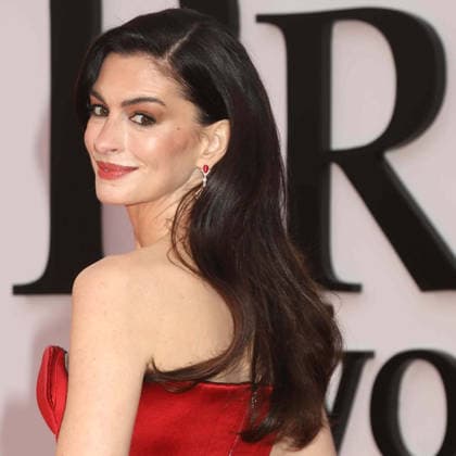 April 20, 2026, New York City, New York, USA: American movie star ANNE HATHAWAY, 43, is seen arriving to the world premiere of The Devil Wears Prada 2 at Lincoln Center, wearing a custom red satin Louis Vuitton gown designed by Nicolas GhesquiËre. The ensemble was heavily Andy Sachs-coded, featuring a corseted bodice with pointed cups and a voluminous tea-length skirt. Hathaway accessorized the look with a set of pink gold Bulgari jewelry, including a bracelet, a diamond-encrusted Serpenti wrap bracelet featuring mother-of-pearl elements. A massive red cocktail ring set with a rubellite. Dangling pink gold earrings set with diamonds and rubellites. Anne s look was completed with coordinating red open-toe platform sandals and her hair - ZUMAk03_ 20260420_squ_k03_108 Copyright: xNancyxKaszermanx