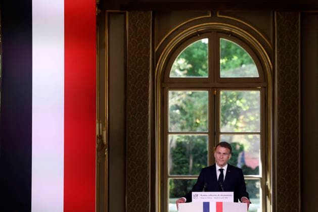 Emmanuel Macron, président de la République Française Cérémonie de remise de décorations collectives aux forces de police intervenues au Bataclan lors des attentats du 13 novembre 2015, au palais de lÉlysée à Paris, le 21 avril 2026 France s President, Emmanuel Macron delivers a speech during a ceremony for awarding collective decorations to the police forces who intervened at the Bataclan during the attacks on November 13, 2015, at the Elysee Presidential palace, in Paris, on April, 21, 2026 Paris France Copyright: xStà phanexLemoutonx xPoolx xBestimagexStà phanexLemoutonx xPoolx xBestimagex