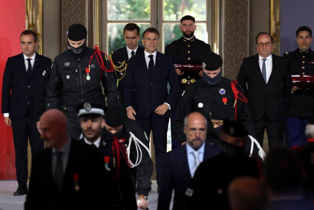 Sébastien Lecornu, Prime Minister, Emmanuel Macron, President of the French Republic, François Hollande Ceremony to award collective decorations to the police officers who intervened in the Bataclan concert hall on November 13, 2015 s attacks, at the Elysee Palace in Paris, on April 21, 2026 France s President, Emmanuel Macron decorates police officers after awarding them during a ceremony to honour the police officers who intervened in the Bataclan concert hall on November 13, 2015 s attacks, at the Elysee Palace in Paris, on April 21, 2026 Paris France Copyright: xStà phanexLemoutonx xPoolx xBestimagexStà phanexLemoutonx xPoolx xBestimagex