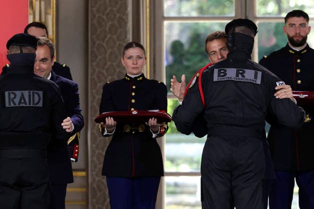 Sébastien Lecornu, Prime Minister, Emmanuel Macron, President of the French Republic Ceremony to award collective decorations to the police officers who intervened in the Bataclan concert hall on November 13, 2015 s attacks, at the Elysee Palace in Paris, on April 21, 2026 France s President, Emmanuel Macron decorates police officers after awarding them during a ceremony to honour the police officers who intervened in the Bataclan concert hall on November 13, 2015 s attacks, at the Elysee Palace in Paris, on April 21, 2026 Paris France Copyright: xStà phanexLemoutonx xPoolx xBestimagexStà phanexLemoutonx xPoolx xBestimagex