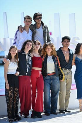 p tain De Soiree Photocall - The 9th Cannes Series International Festival. FC CANNES, FRANCE - APRIL 23 Katell Varvat, Denez Raoul, Pierre Herve, Felix Guimard, Guest, Quentin Pissot, Roman Doduik, Lou Howard, Marine Colomies, Maeva Gonzales, Adil Mekki and Leo Vazzoler, Amalia Blasco and guest attends the P tain De Soiree Photocall at the 9th Cannes Series International Festival at Plage Du Majestic on April 23, 2026 in Cannes, France.. Photo by Franck Castel ABACAPRESS.COM Cannes France Copyright: xCastelxFranck ABACAx