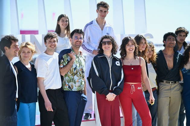 p tain De Soiree Photocall - The 9th Cannes Series International Festival. FC CANNES, FRANCE - APRIL 23 Katell Varvat, Denez Raoul, Pierre Herve, Felix Guimard, Guest, Quentin Pissot, Roman Doduik, Lou Howard, Marine Colomies, Maeva Gonzales, Adil Mekki and Leo Vazzoler, Amalia Blasco and guest attends the P tain De Soiree Photocall at the 9th Cannes Series International Festival at Plage Du Majestic on April 23, 2026 in Cannes, France.. Photo by Franck Castel ABACAPRESS.COM Cannes France Copyright: xCastelxFranck ABACAx