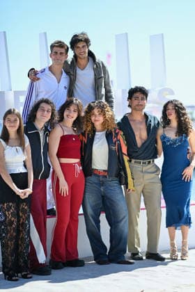 p tain De Soiree Photocall - The 9th Cannes Series International Festival. FC CANNES, FRANCE - APRIL 23 Katell Varvat, Denez Raoul, Pierre Herve, Felix Guimard, Guest, Quentin Pissot, Roman Doduik, Lou Howard, Marine Colomies, Maeva Gonzales, Adil Mekki and Leo Vazzoler, Amalia Blasco and guest attends the P tain De Soiree Photocall at the 9th Cannes Series International Festival at Plage Du Majestic on April 23, 2026 in Cannes, France.. Photo by Franck Castel ABACAPRESS.COM Cannes France Copyright: xCastelxFranck ABACAx