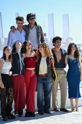 p tain De Soiree Photocall - The 9th Cannes Series International Festival. FC CANNES, FRANCE - APRIL 23 Katell Varvat, Denez Raoul, Pierre Herve, Felix Guimard, Guest, Quentin Pissot, Roman Doduik, Lou Howard, Marine Colomies, Maeva Gonzales, Adil Mekki and Leo Vazzoler, Amalia Blasco and guest attends the P tain De Soiree Photocall at the 9th Cannes Series International Festival at Plage Du Majestic on April 23, 2026 in Cannes, France.. Photo by Franck Castel ABACAPRESS.COM Cannes France Copyright: xCastelxFranck ABACAx