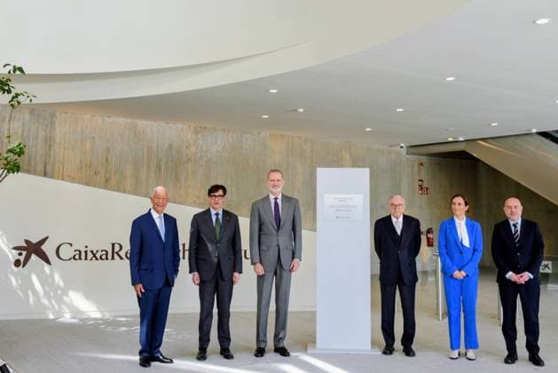 The King inaugurates the CaixaResearch Institute in Barcelona King Felipe VI c , the Minister of Health, Mónica García 2d , and the President of the Generalitat, Salvador Illa 2i , during the inauguration of the CaixaResearch Institute, 24 April 2026, in Barcelona, Catalonia Spain The CaixaResearch Institute is the first Spanish research center specialized in immunology, focused on the study of the immune system and how it is related to the most prevalent diseases - such as neurological, oncological or infectious diseases - also taking into account the impact of environmental factors 24 APRIL 2026 Barcelona Barcelona Barcelona Spain Copyright: xAlbertoxParedesx 7467924
