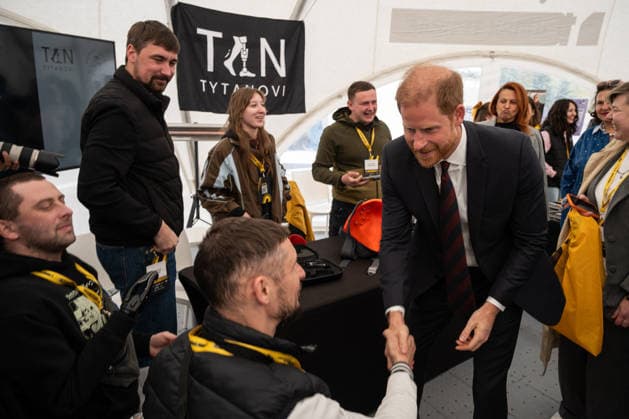 The Duke of Sussex At Invictus Games Ukraine Forum - Kyiv Prince Harry (C), The Duke of Sussex, visits the exhibition area of the TYTANOVI Rehabilitation Centre in the mobile town during the Invictus Games Ukraine Forum, dedicated to the 10th anniversary of the Invictus Games movement in Ukraine, at the National Museum of the History of Ukraine in WWII Memorial Complex, Kyiv, Ukraine, April 24, 2026. Ukraine has participated in the Invictus Games since 2017, showing strong results and steady team growth. The Ukrainian team competes in athletics, archery, rowing, and swimming, earning numerous medals and prize placements. Photo by Danylo Antoniuk Ukrinform ABACAPRESS.COM Kyiv Ukraine Copyright: xUkrinform ABACAx