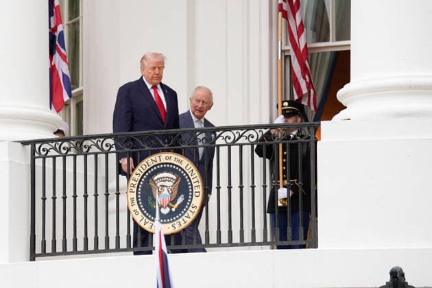 April 28, 2026, Washington, District Of Columbia, USA: From left to right: Queen Camilla, King Charles III of the United Kingdom of Great Britain and Northern Ireland, United States President Donald J Trump and first lady Melania Trump pose on the Blue Room Balcony during a state arrival ceremony on the South Lawn of the White House in Washington, DC, USA, on April 28, 2026 Washington USA - ZUMAs152 20260428_faa_s152_116 Copyright: xYurixGripasx-xPoolxviaxCNPx