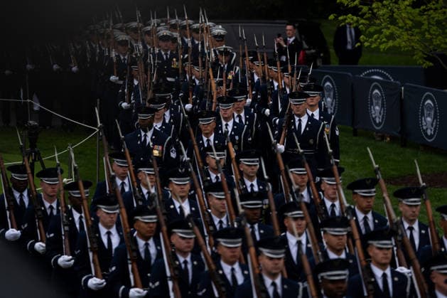 April 28, 2026, Washington, District Of Columbia, USA: WASHINGTON, DC - APRIL 28: Ceremonial troops at the State Arrival Ceremony for Queen Camilla, King Charles III of the United Kingdom of Great Britain and Northern Ireland, hosted by United States President Donald J Trump and first lady Melania Trump on the South Lawn of the White House in Washington, DC, USA, on April 28, 2026 Washington USA - ZUMAs152 20260428_faa_s152_163 Copyright: xAllisonxRobbertx-xPoolxviaxCNPx