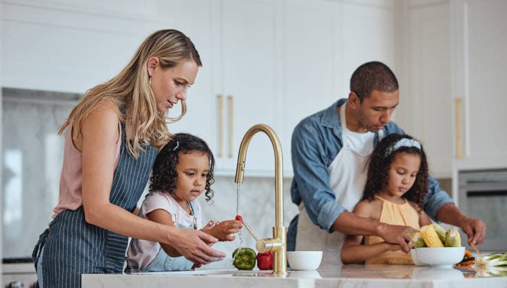 Family, mother and father with girls in kitchen, rinse vegetables and bonding. Love, mama and dad with daughters, child development and loving to prepare salad together for lunch, veggies and cooking. (License=RF) ,model released, Symbolfoto Copyright: xZoonar.com YurixArcursxpeopleimages.comx 19545643 ,model released, Symbolfoto ,property released