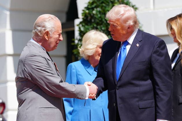 April 30, 2026, Washington, District Of Columbia, USA: United States President Donald J Trump shakes hands with with King Charles III of the United Kingdom of Great Britain and Northern Ireland, as he and first lady Melania Trump host a Farewell for the King and Queen Camilla on the South Portico of the White House in Washington, DC, USA, on Thursday, April 30, 2026 Washington USA - ZUMAs152 20260430_faa_s152_009 Copyright: xAaronxSchwartzx-xPoolxviaxCNPx