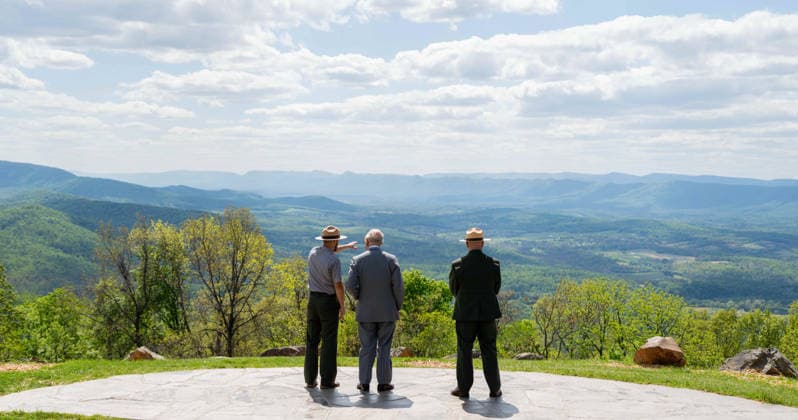 May 2, 2026, Front Royal, Va, United States: King Charles III of the United Kingdom, center, takes in the view from an overlook with Park Ranger Evan Childress, left, and Superintendent Tracy Stakely, right, during a visit to the Shenandoah National Park Dickey Ridge section, April 30, 2026 in Front Royal, Virginia. The King is visiting in celebration of the 250th anniversary of American independence. Front Royal United States - ZUMAp138 20260502_zaa_p138_029 Copyright: xShenandoahnps NationalxParkx