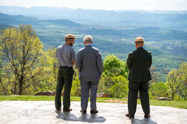 May 2, 2026, Front Royal, Va, United States: King Charles III of the United Kingdom, center, takes in the view from an overlook with Park Ranger Evan Childress, left, and Superintendent Tracy Stakely, right, during a visit to the Shenandoah National Park Dickey Ridge section, April 30, 2026 in Front Royal, Virginia. The King is visiting in celebration of the 250th anniversary of American independence. Front Royal United States - ZUMAp138 20260502_zaa_p138_018 Copyright: xShenandoahnps NationalxParkx
