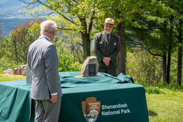 May 2, 2026, Front Royal, Va, United States: King Charles III of the United Kingdom, and Tracy Stakely, right, Superintendent of Shenandoah National Park prepare to unveil two commemorative stones, one from Balmoral and another from the Appalachian Mountains, during a visit to the Dickey Ridge section, April 30, 2026 in Front Royal, Virginia. The King is visiting in celebration of the 250th anniversary of American independence. Front Royal United States - ZUMAp138 20260502_zaa_p138_004 Copyright: xShenandoahnps NationalxParkx