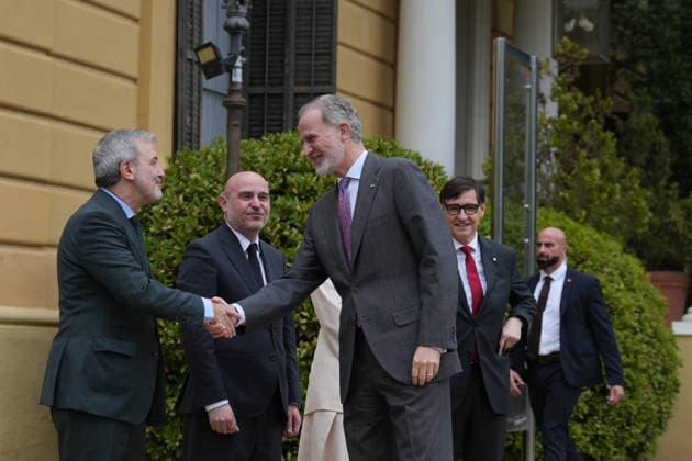 King Felipe VI greets the Minister of Science, Diana Morant, the President of the Generalitat de Catalunya, Salvador Illa, the Mayor of Barcelona, Jaume Collboni, and the Government Delegate in Catalonia, Carlos Prieto upon his arrival at the presentation of the National Research Awards 2025, at the Palau Pedralbes, on May 4, 2026, in Barcelona, Catalonia Spain These awards are Spains most important recognition in the field of scientific research, and highlight the talent of the people and organizations which, through their work, contribute to the advancement and progress of society 04 MAY 2026 Spain Copyright: xDavidxZorrakinox 7497448