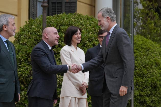 King Felipe VI greets the Minister of Science, Diana Morant, the President of the Generalitat de Catalunya, Salvador Illa, the Mayor of Barcelona, Jaume Collboni, and the Government Delegate in Catalonia, Carlos Prieto upon his arrival at the presentation of the National Research Awards 2025, at the Palau Pedralbes, on May 4, 2026, in Barcelona, Catalonia Spain These awards are Spains most important recognition in the field of scientific research, and highlight the talent of the people and organizations which, through their work, contribute to the progress of society 04 MAY 2026 Spain Copyright: xDavidxZorrakinox 7497449