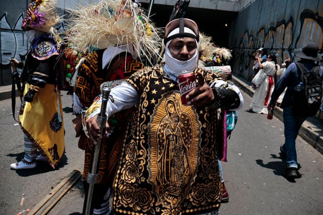 May 5, 2026, Mexico City, Cdmx, Mexico: The most famous reenactment of the Battle of Puebla has been performed for 96 years in the Peo±o³n de los Bao±os area of the Venustiano Carranza region, right next to Mexico City International Airport. Dressed as Zacapoaxtlas and French, they parade through the streets with homemade cannons and rifles that explode with gunpowder, simulating the battle between the two armies. The original battle arose because President Benito Juo¡rez refused to continue paying the foreign debt due to the economic crisis following the Reform War. England, Spain, and France signed an agreement to send troops to Mexico to demand payment of that debt; of these countries, only France sent its troops, led by Napoleon - ZUMAp204 20260505_zip_p204_004 Copyright: xJosuexPerezx