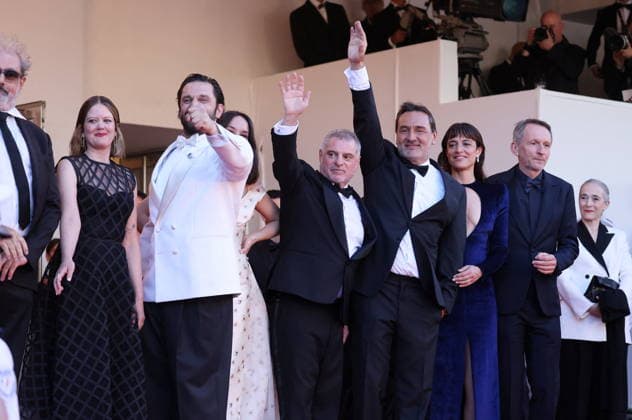 Gustave Kervern, Madeleine Baudot, Pio Marmaï, Anaïs Demoustier, Pierre Salvadori, Gilles Lellouche, Vimala Pons, Philippe Martin, Delphine Ernotte Montée des marches du film La vénus électrique pour la cérémonie douverture du 79ème Festival International du Film de Cannes, le 12 mai 2026 Jacovides Moreau Bestimage Red carpet for The electric kiss during the 79th Cannes International Film Festival Opening ceremony on May 12, 2026 Cannes France Copyright: xJACOVIDES-MOREAUx xBESTIMAGExJACOVIDES-MOREAUx xBESTIMAGEx