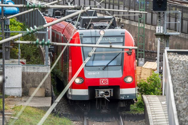 S-Bahn line S8 towards Herrsching, near Hackerbrücke, Munich, May 2026 Germany, Munich, May 2026, Munich S-Bahn, line S8 to Herrsching, on the main line near Hackerbrücke station, traffic, infrastructure,