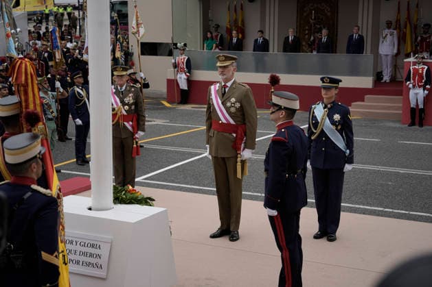 The King and Queen preside in Vigo the parade for the Armed Forces Day The flag is unhoisted from the mast during the raising in the central commemorative act of the Armed Forces Day, on May 30, 2026, in Vigo, Pontevedra, Galicia Spain The civil and military parade has gathered motorcycles, groups on foot at a pace of 124 steps per minute , In total, almost 3,300 members of the Royal Guard, the Army, the Navy, the Air and Space Army, the Civil Guard and the Military Emergency Unit took part in the event 30 MAY 2026 Adriá Vigo, Pontevedra, Galicia Vigo, Pontevedra, Galicia Spain Copyright: xAdrianxIragox 7560194