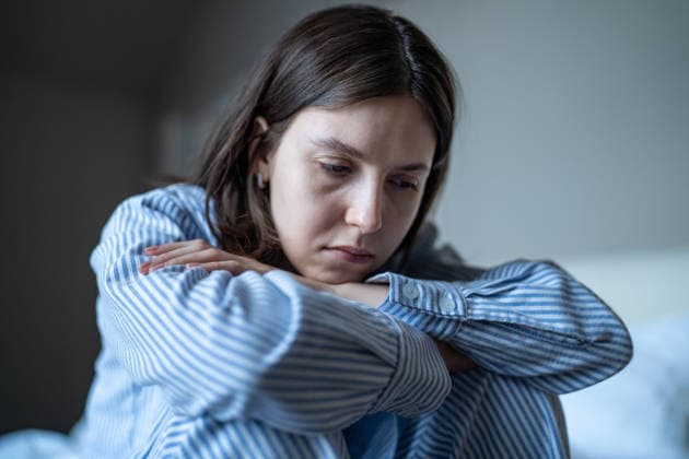 Depressive, traurige Frau sitzt allein, erschöpft von Schlaflosigkeit durch Stress, ängstlich, unglücklich, unerwünscht Exhausted depressed woman sits in pajamas feels unmotivated, frustrated to life lost in negative thoughts. Sad female overwhelmed by mental disorder suffering from loneliness, lack of self-confidence (License=RF) ,model released, Symbolfoto Copyright: xZoonar.com IrinaxRomanovax 24090851 ,model released, Symbolfoto ,property released