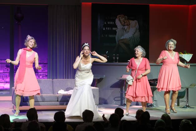 Nini Stadlmann, Charlotte Heinke, Eva Brunner, and Heike Jonca on stage at the premiere of the comedy Höchste Zeit, Winterhuder Fährhaus Comedy. This musical comedy, featuring hits from the ’70s through the ’90s, follows four women going through menopause who, on the eve of a wedding, grapple with the big questions about love, marriage, and the perfect par