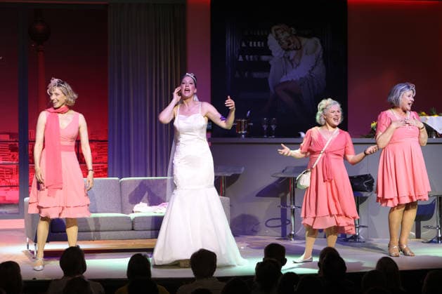 Nini Stadlmann, Charlotte Heinke, Eva Brunner, and Heike Jonca on stage at the premiere of the comedy Höchste Zeit, Winterhuder Fährhaus Comedy. This musical comedy, featuring hits from the ’70s through the ’90s, follows four women going through menopause who, on the eve of a wedding, grapple with the big questions about love, marriage, and the perfect par