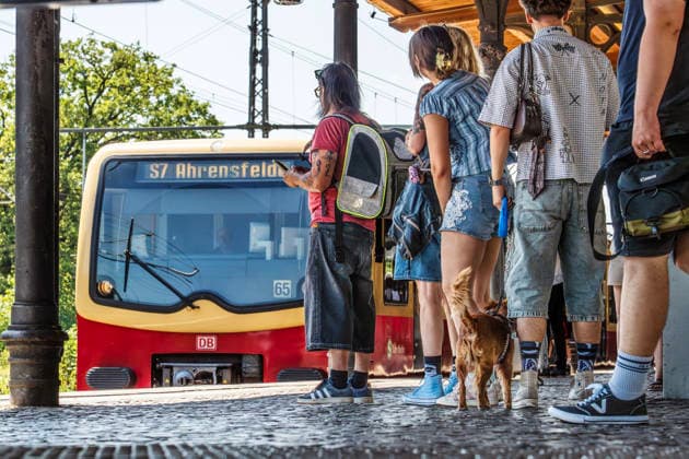 Berlin S-Bahn train on Line S7 heading toward Ahrensfelde, stopping at Grunewald S-Bahn Station; passengers on the platform, Berlin, July 30, 2026; Germany, Berlin, July 2026, S-Bahn train on Line S7 heading toward Ahrensfelde stops at Grunewald Station, VBB, public transit, passengers waiting on the platform, public transportation, Deutschlandticket, Deutsche Bahn, traffic,